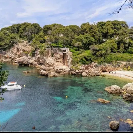 Cozy On The Αντίμπ