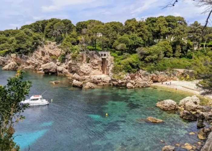 Cozy On The Antibes